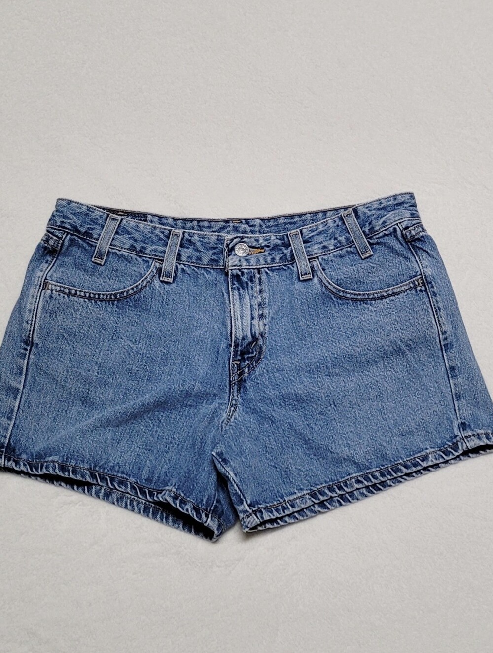 Levi's Vintage Y2K Mid-Wash Blue Cotton Denim Mid-Rise Red Tab Daisy Duke Shorts - Picture 2 of 9